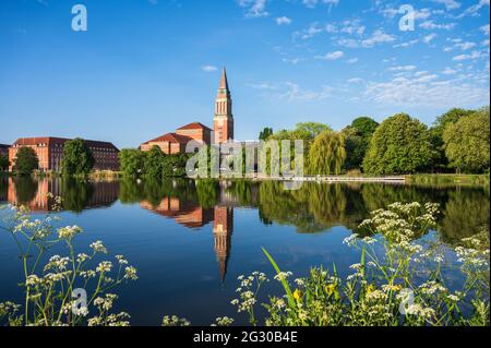 Im Zentrum Kiels die Parkanlage Hiroshimapark mit dem Teich 'kleiner Kiel', dem Alten Rathaus und dem Opernhaus im Morgenlicht Stockfoto