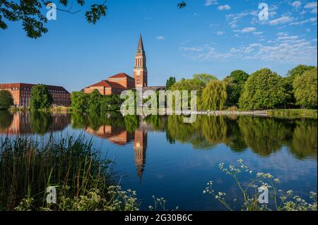 Im Zentrum Kiels die Parkanlage Hiroshimapark mit dem Teich 'kleiner Kiel', dem Alten Rathaus und dem Opernhaus im Morgenlicht Stockfoto