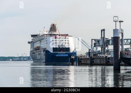 Die Norwegerfähre Color Magic aus Oslo kommt immer rückwärts am Norwegerkai an, über die Heckklappe werden dann LKW und PKW entladen Stockfoto