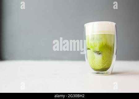 Matcha grüner Tee mit Eiswürfeln Stockfoto