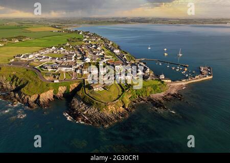 Luftaufnahme von Ballycotton, einem Küstenfischerdorf in der Grafschaft Cork, Irland Stockfoto