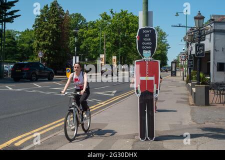 Ascot, Bergen, Großbritannien. 13. Juni 2021. Die Leute gehen an der Ascot High Street vorbei und lassen Sie sich nicht von den Schildern abbringen. Die Zahl der positiven Covid-19-Ergebnisse in der Region von berkshire steigt täglich an, da die indische Variante Covid-19 in ganz Großbritannien fegt. Boris Johnson wird voraussichtlich morgen bekannt geben, dass die Aufhebung der Covid-19-Sperrbeschränkungen für einen weiteren Monat ausgesetzt werden soll. Quelle: Maureen McLean/Alamy Stockfoto