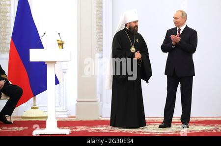 Moskau, Russland. Juni 2021. Der russische Präsident Wladimir Putin chattet mit Metropolit Hilarion von Wolokolamsk Grigory Alfejew während der nationalen Preisverleihung zur Feier des Russlandtags in der St. Georges Hall im Großen Kreml-Palast am 12. Juni 2021 in Moskau, Russland. Quelle: Planetpix/Alamy Live News Stockfoto