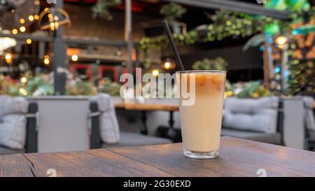 Kalter Kaffee steht auf dem Tisch Stockfoto