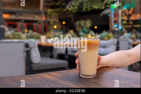 Hand hält Eiskaffee, Nahaufnahme Stockfoto