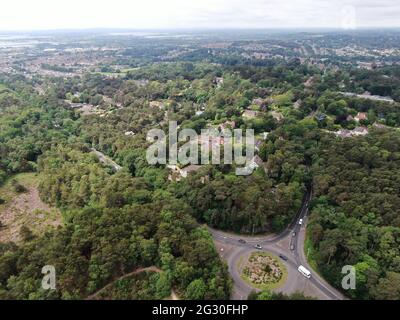 Luftaufnahme eines Straßenroundabverkehrs in einem bewaldeten und heidnischen Gebiet in Dorset Stockfoto