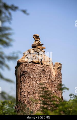 Kleine Steinpyramide auf einem Baumstamm im Königswald bei Bergisch Gladbach, Nordrhein-Westfalen, Deutschland. kleine Steinpyramide auf einem Bau Stockfoto