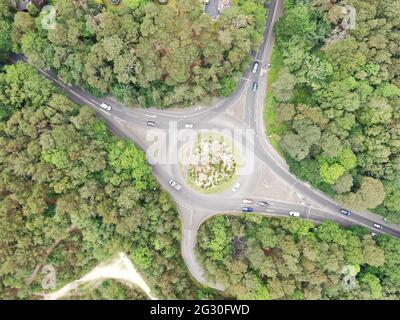 Luftaufnahme eines Straßenroundabverkehrs in einem bewaldeten und heidnischen Gebiet in Dorset Stockfoto