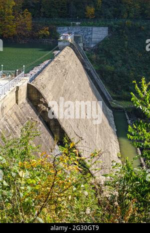 Wasserdamm am Vilshany Stausee am Fluss Tereblya, Tereble-Ritska HPP, Transkarpatien, Ukraine. Schöner Herbsttag in den Karpaten. Stockfoto