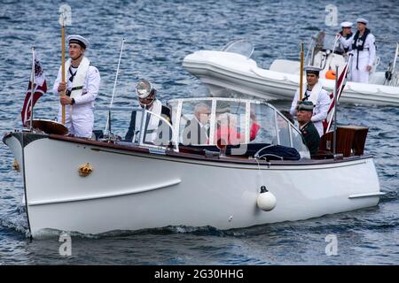 13. Juni 2021, Dänemark, Sønderborg: Margrethe II., Königin von Dänemark, kommt auf einer Schlinge von ihrer Yacht zur Zeremonie im Alsion Kulturzentrum in Sønderborg (Sonderburg) an. Bundespräsident Steinmeier und seine Frau sind anlässlich des 100. Jahrestages der Grenzziehung zwischen Dänemark und Deutschland im Jahr 1920 zu einem zweitägigen Besuch in Dänemark. Die Feierlichkeiten mussten 2020 aus Corona-Gründen verschoben werden und werden nun wieder gutgemacht. Foto: Bernd von Jutrczenka/dpa Stockfoto