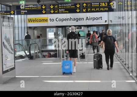 Kopenhagen, Dänemark. 13. Juni 2021, Terminal 3 Kopenhagener Flughafen in Kastrup Menschen, die in Kastrup Kopenhagen während der Covid-19 require abreisen Stockfoto