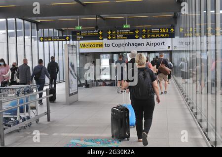 Kopenhagen, Dänemark. 13. Juni 2021, Terminal 3 Kopenhagener Flughafen in Kastrup Menschen, die in Kastrup Kopenhagen während der Covid-19 require abreisen Stockfoto