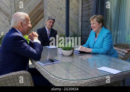 US-Präsident Joe Biden bei einem bilateralen Treffen mit Bundeskanzlerin Angela Merkel, rechts, am Rande des G7-Gipfels im Carbis Bay Hotel, 12. Juni 2021 in Carbis Bay, Cornwall, Großbritannien. Stockfoto