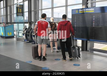 Kopenhagen, Dänemark. 13. Juni 2021, Terminal 3 Kopenhagener Flughafen in Kastrup Menschen, die in Kastrup Kopenhagen während der Covid-19 require abreisen Stockfoto