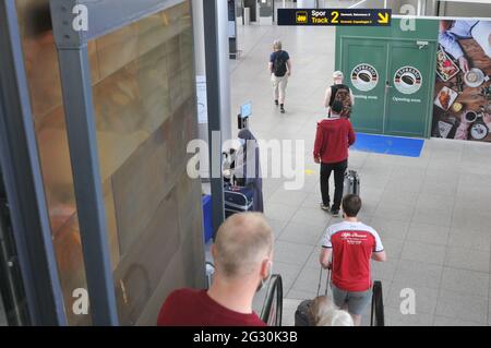 Kopenhagen, Dänemark. 13. Juni 2021, Terminal 3 Kopenhagener Flughafen in Kastrup Menschen, die in Kastrup Kopenhagen während der Covid-19 require abreisen Stockfoto