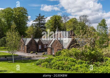 Dies ist das alte Stallgebäude im farbenfrohen Threave Garden and Estate auf der Halbinsel Dumfries und Galloway im Südwesten Schottlands Stockfoto