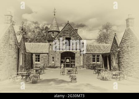 Dies ist das alte Stallgebäude im farbenfrohen Threave Garden and Estate auf der Halbinsel Dumfries und Galloway im Südwesten Schottlands Stockfoto