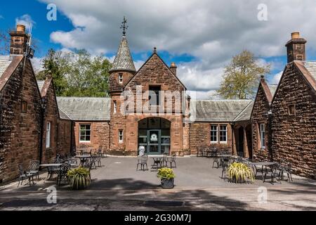 Dies ist das alte Stallgebäude im farbenfrohen Threave Garden and Estate auf der Halbinsel Dumfries und Galloway im Südwesten Schottlands Stockfoto