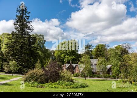 Dies ist das alte Stallgebäude im farbenfrohen Threave Garden and Estate auf der Halbinsel Dumfries und Galloway im Südwesten Schottlands Stockfoto