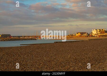 Blick auf den Cobb Harbour bei Sonnenuntergang vom Strand bei Lyme Regis in Dorset. Szene der französischen Leutnant-Frau. Speicherplatz kopieren Stockfoto