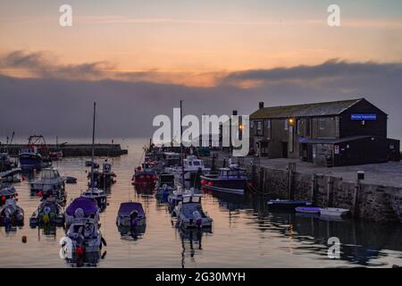 Sonnenaufgang über dem Cobb Harbour, bei Lyme Regis in Dorset. Szene der französischen Leutnant-Frau. Speicherplatz kopieren Stockfoto