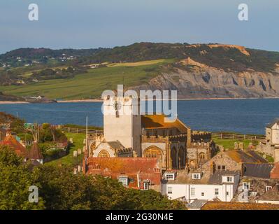 Blick auf die Pfarrkirche des Erzengels St. Michael, mit Blick über die Bucht von Lyme Regis bis Charmouth. Mit Kopierbereich Stockfoto