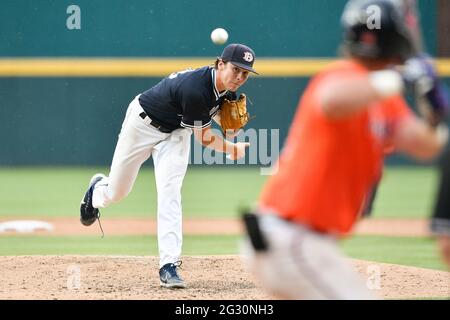 Columbia, South Carolina, USA. 12. Juni 2021. Während eines NCAA-Super-Regionalspiels zwischen der University of Virginia Cavaliers und den DBU Patriots in Columbia, South Carolina. DBU besiegte Virginia 6-5 und führt die Serie 1:0 an. (Obligatorische Gutschrift: Shane Roper/CSM). Kredit: csm/Alamy Live Nachrichten Stockfoto