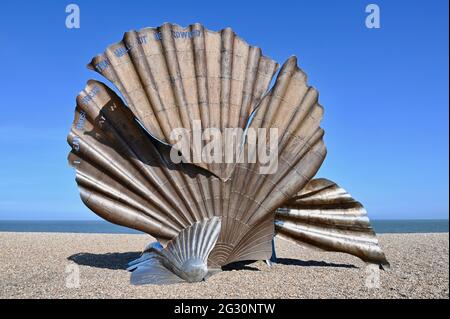 „The Scallop“ von Maggi Hambling, Aldeburgh Beach, Aldeburgh, Suffolk, Großbritannien Stockfoto