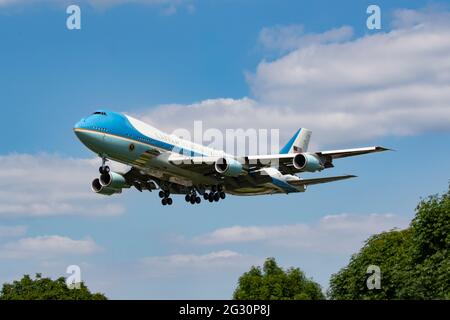 London, Großbritannien. US-Präsident Joe Biden, der mit der Air Force One am Flughafen London-Heathrow ankommt. Präsident Biden reiste dann mit seiner Frau Jill nach Windsor Castle, um die Königin zu treffen. 13. Juni 2021 Quelle: Martin Evans/Alamy Live News Stockfoto