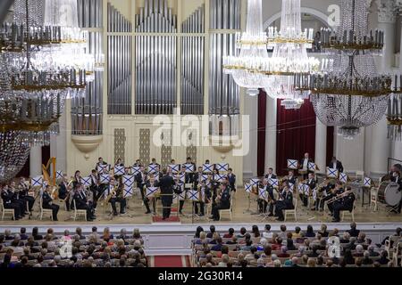 St. Petersburg, Russland - 12. Dezember 2018: Rimsky-Korsakov Central Concert Orchestra der russischen Marine, unter der Leitung von Alexey Karabanov treten bei der Eröffnung des XIX Festivals "Admiralty music" in der Großen Halle der St. Petersburger Philharmonie auf Stockfoto