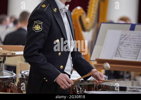 St. Petersburg, Russland - 12. Dezember 2018: Perkussionist des Rimsky-Korsakov Central Concert Orchestra der Russischen Marine während der Aufführung, die der Eröffnung des XIX Festivals "Admiralty Music" im Großen Saal der St. Petersburger Philharmonie gewidmet ist Stockfoto