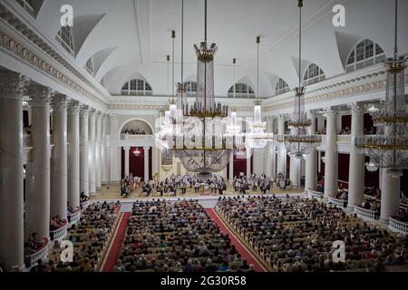 St. Petersburg, Russland - 12. Dezember 2018: Rimsky-Korsakov Central Concert Orchestra der russischen Marine, unter der Leitung von Alexey Karabanov treten bei der Eröffnung des XIX Festivals "Admiralty music" in der Großen Halle der St. Petersburger Philharmonie auf Stockfoto