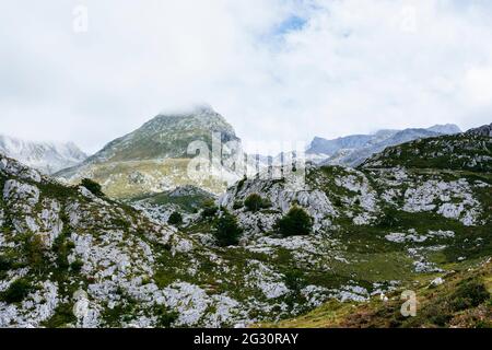 Berge des Andara-Massivs von Jito de Escarandi aus gesehen. Jito de Escarandi, an der Grenze zwischen Asturien und Kantabrien, ist der Ausgangspunkt für Stockfoto