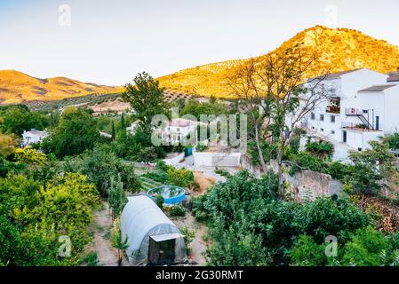 Haus mit Obstgarten. Almedinilla ist eine spanische Gemeinde am östlichen Ende der Subbética Cordobesa Region in der Provinz Córdoba, und Stockfoto