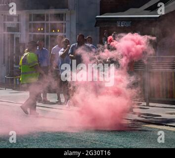 Brentwood Essex 13. Juni 2021 England-Fans in Brentwood High Stret feiern den Sieg Englands gegen Kroatien Kredit: Ian Davidson/Alamy Live News Stockfoto