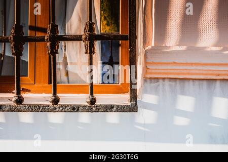 Fensterfragment mit altem Gitter. Cádiz, Andalucía, Spanien, Europa Stockfoto