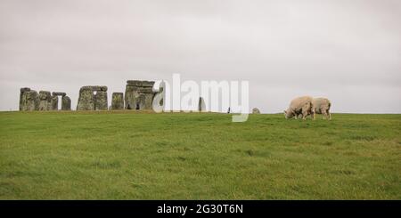 Stonehenge ist ein prähistorisches Denkmal auf der Salisbury Plain in Wiltshire, England Stockfoto