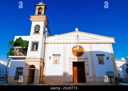 Die Pfarrei San Juan Bautista liegt an der Church Street und ist aus der heutigen Zeit. Von der alten Kirche, die 1769 erbaut wurde, sind nur noch die Sitzgelegenheiten erhalten. Stockfoto