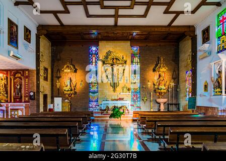 Die Pfarrei San Juan Bautista liegt an der Church Street und ist aus der heutigen Zeit. Von der alten Kirche, die 1769 erbaut wurde, sind nur noch die Sitzgelegenheiten erhalten. Stockfoto