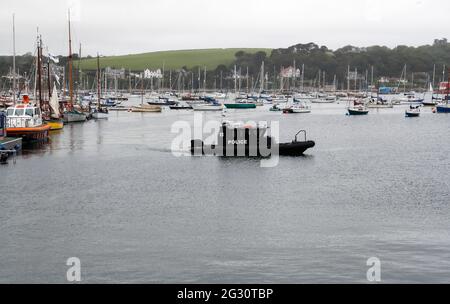 Cornwall, Großbritannien. Juni 2021. Ein Polizeiboot patrouilliert am 11. Juni 2021 in Falmouth, Cornwall, Großbritannien. UM MIT DEN XINHUA SCHLAGZEILEN VOM 13. JUNI 2021 zu GEHEN Quelle: Han Yan/Xinhua/Alamy Live News Stockfoto