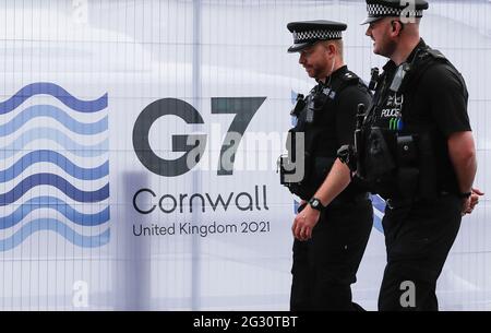 Cornwall, Großbritannien. Juni 2021. Polizeibeamte patrouillieren am 11. Juni 2021 vor dem G7-Medienzentrum in Falmouth, Cornwall, Großbritannien. UM MIT DEN XINHUA SCHLAGZEILEN VOM 13. JUNI 2021 zu GEHEN Quelle: Han Yan/Xinhua/Alamy Live News Stockfoto