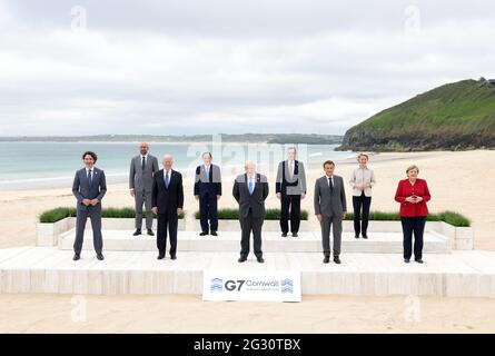 (210613) -- CORNWALL, 13. Juni 2021 (Xinhua) -- (von L nach R, Front) der kanadische Premierminister Justin Trudeau, der US-Präsident Joe Biden, der britische Premierminister Boris Johnson, der französische Präsident Emmanuel Macron, die deutsche Kanzlerin Angela Merkel, (von L nach R, hinten) der Präsident des Europäischen Rates Charles Michel, der japanische Premierminister Yoshihide Suga, Der italienische Premierminister Mario Draghi und die Präsidentin der Europäischen Kommission Ursula von der Leyen stehen am 11. Juni 2021 in Carbis Bay, Cornwall, Großbritannien, für ein Foto zur Verfügung. UM DEN XINHUA SCHLAGZEILEN VOM 13. JUNI 2021 (Andrew Parsons/No 10 Downing Street/Handout via X Stockfoto