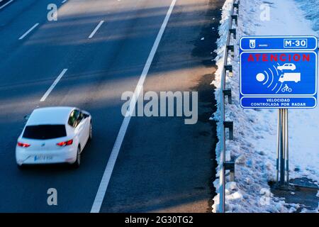 Warnschild der Verkehrsfunkkamera. Ringstraße M-30. Madrid, Spanien, Europa Stockfoto