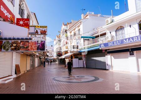 Calle San miguel während der COVID-19 Pandemie. Ende April 2021. Torremolinos, Málaga, Costa de Sol, Andalusien, Spanien, Europa Stockfoto