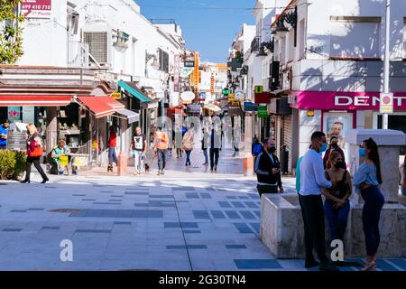 Plaza de la Costa del Sol und calle San miguel während der COVID-19-Pandemie. Ende April 2021. Torremolinos, Málaga, Costa de Sol, Andalusien, Spanien, Stockfoto