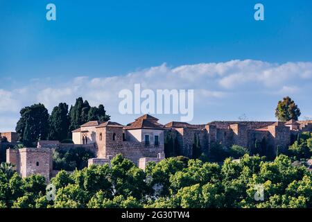 Teilansicht der Alcazaba von Málaga und des Gibralfaro-Berges. Die Alcazaba ist eine palastartige Festung in Málaga. Es wurde von der Hammudid-Dynastie erbaut Stockfoto