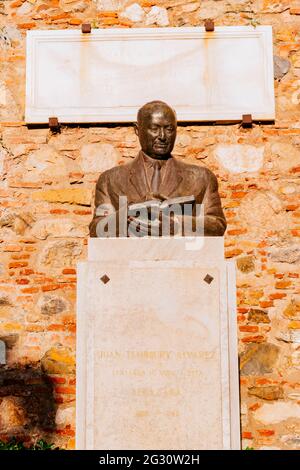 Juan Temboury Büste am Eingang der Alcazaba in Málaga. Juan Temboury Álvarez war ein spanischer Wissenschaftler, Forscher und Politiker, der in Malaga geboren wurde. Stockfoto