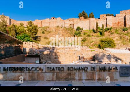 Alte römische Amphitheater Ruinen mit Alcazaba Festung. Málaga, Andalucía, Spanien, Europa Stockfoto