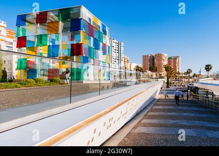 Riesiger Glaswürfel in Muelle Uno des Centre Pompidou. Málaga, Andalusien, Spanien, Europa Stockfoto