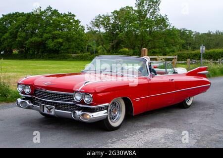 Red 1959 Cadillac Series 62 / Series Sixty-Two american Muscle Car mit Heckflossen bei der 58. Annual Manchester to Blackpool Vintage & Classi Stockfoto
